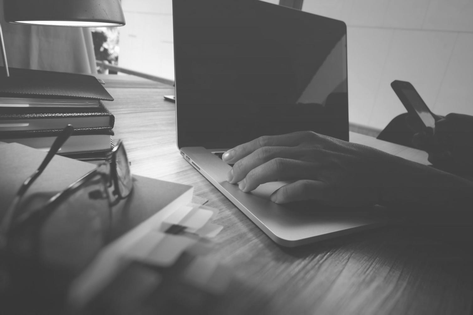 Learner reviewing structured course material on a screen